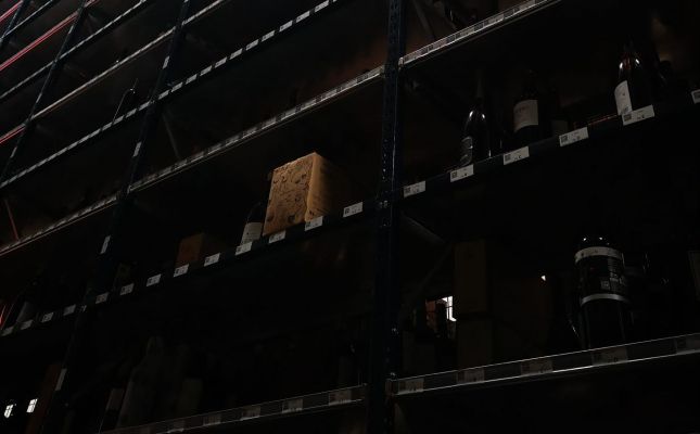 Un dels prestatges de 12 metres d'altura de la nau de Rubí