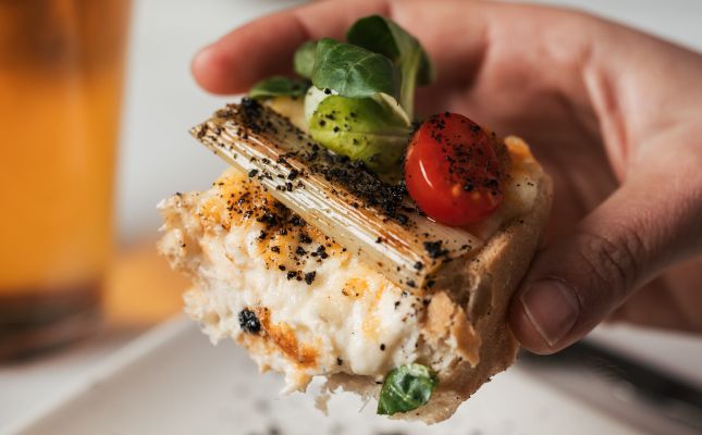 Coca d'oli amb brandada de bacallà, calçots i vinagreta de romesco (Ca la Nuri)
