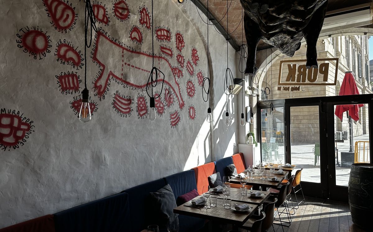 La sala del restaurant, presidida per un porc