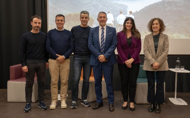 Els xefs del Disfrutar, amb el conseller d'Empresa i Treball, Miquel Sàmper, i la directora de l'ACT, Arantxa Clavera, al CETT