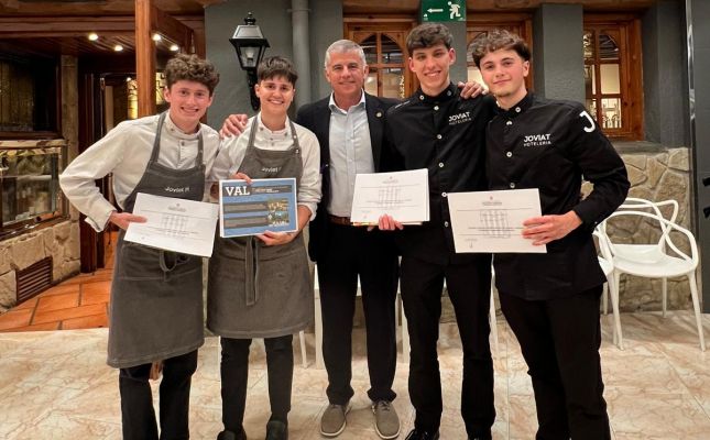 Els alumnes de l'Escola Joviat, amb el primer premi del concurs