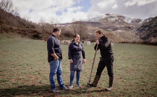 D'esquerra a dreta, Josep, Montse i Toni Palau, a la finca Casa Masover, de Buira, on fan agricultura i ramaderia ecològiques i hi tenen un restaurant.