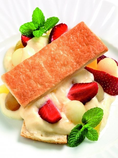 Hoja caramelizada con frutas y crema perfumada con marc de cava