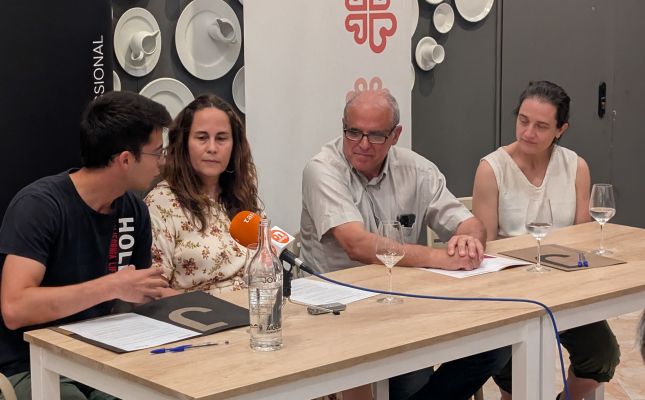 Signatura del conveni entre la Fundació Joviat i Càritas Manresa