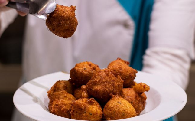 Bunyols amb salsa romesco