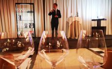 Maximilian Riedel durant la presentació de les noves copes