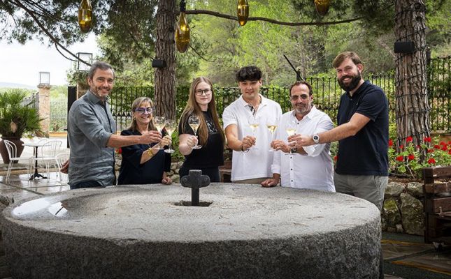 La família Torelló del Celler Kripta, al mig, amb els president i vicepresident de Corpinnat a dreta i esquerra, respectivament