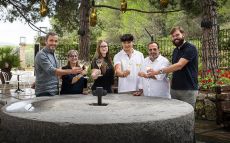 La família Torelló del Celler Kripta, al mig, amb el president i el vicepresident de Corpinnat a dreta i esquerra, respectivament