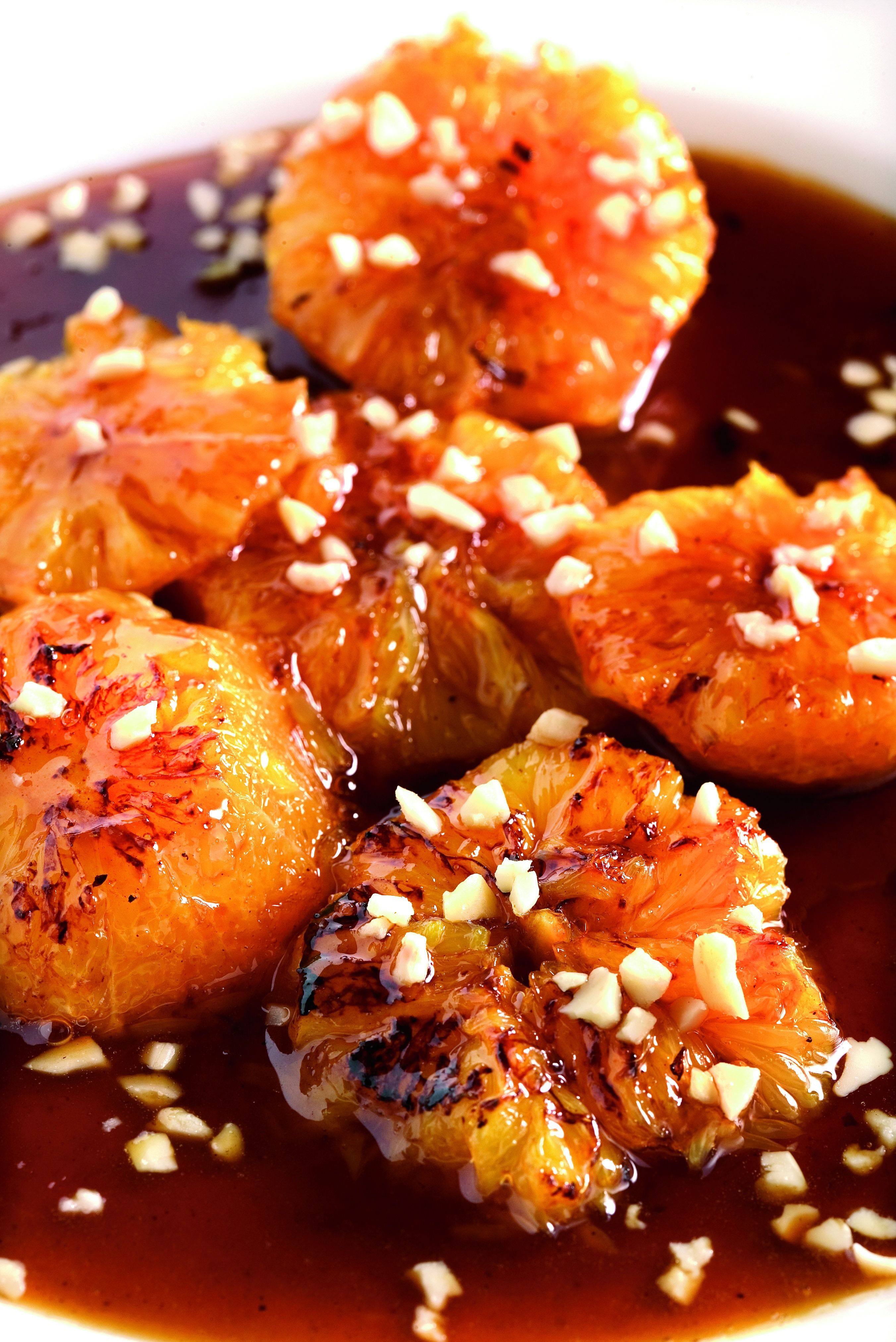 Taronges a la planxa amb salsa d'ametlles i rom