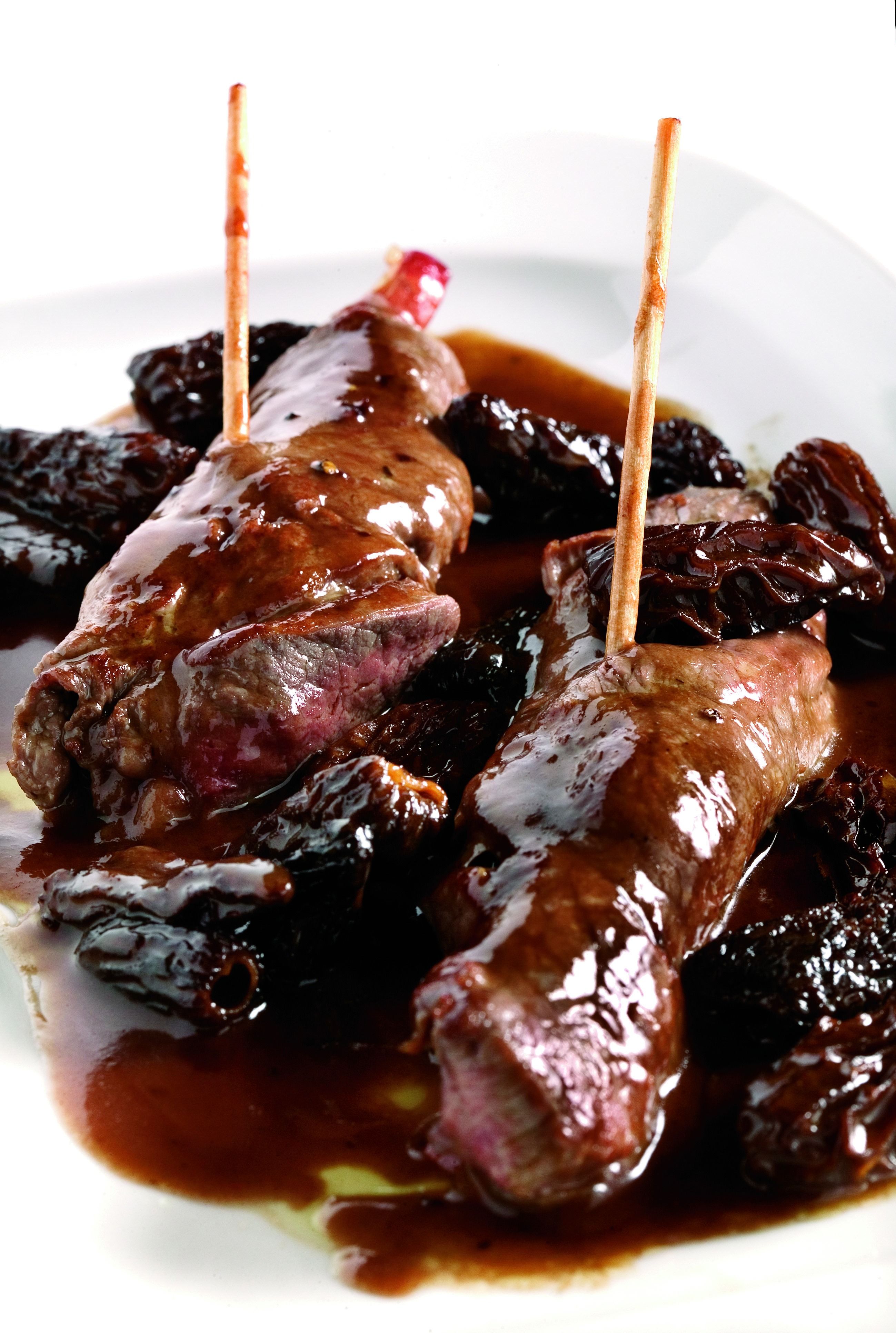 Rotllets de filet de bou amb pernil i múrgules al Pedro Ximénez