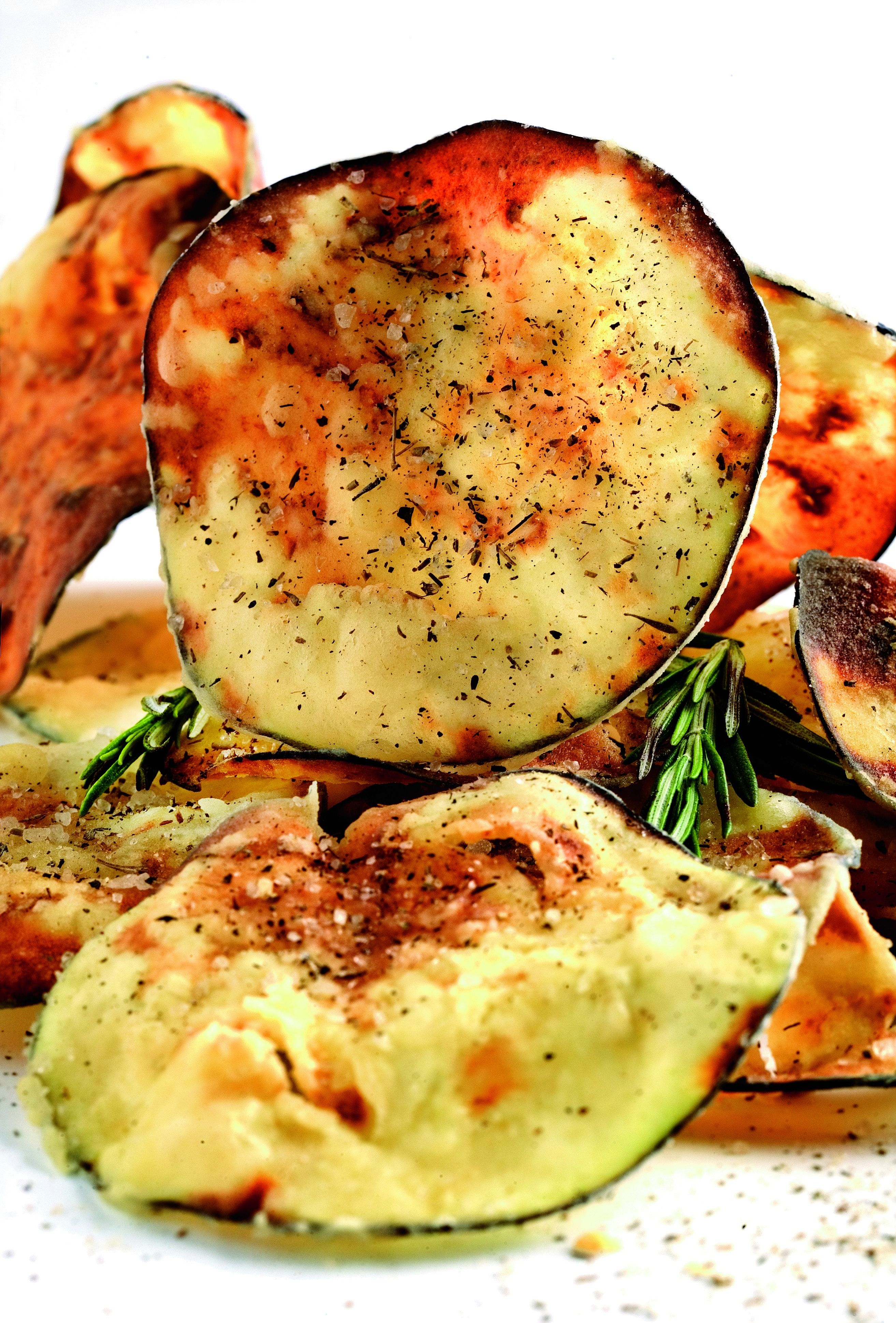 Xips d'albergínies amb aigua amb gas i sal de romaní