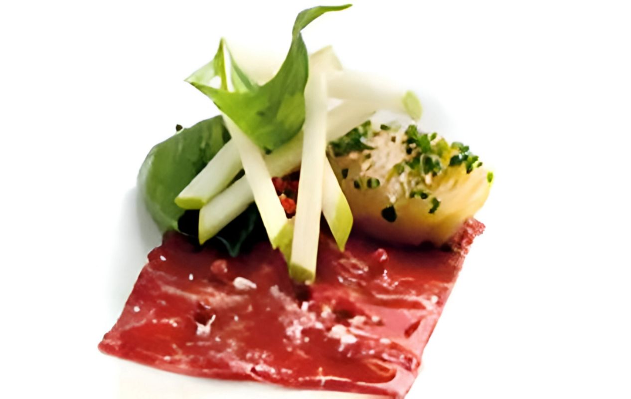 Bou marinat amb peres i pebre rosa