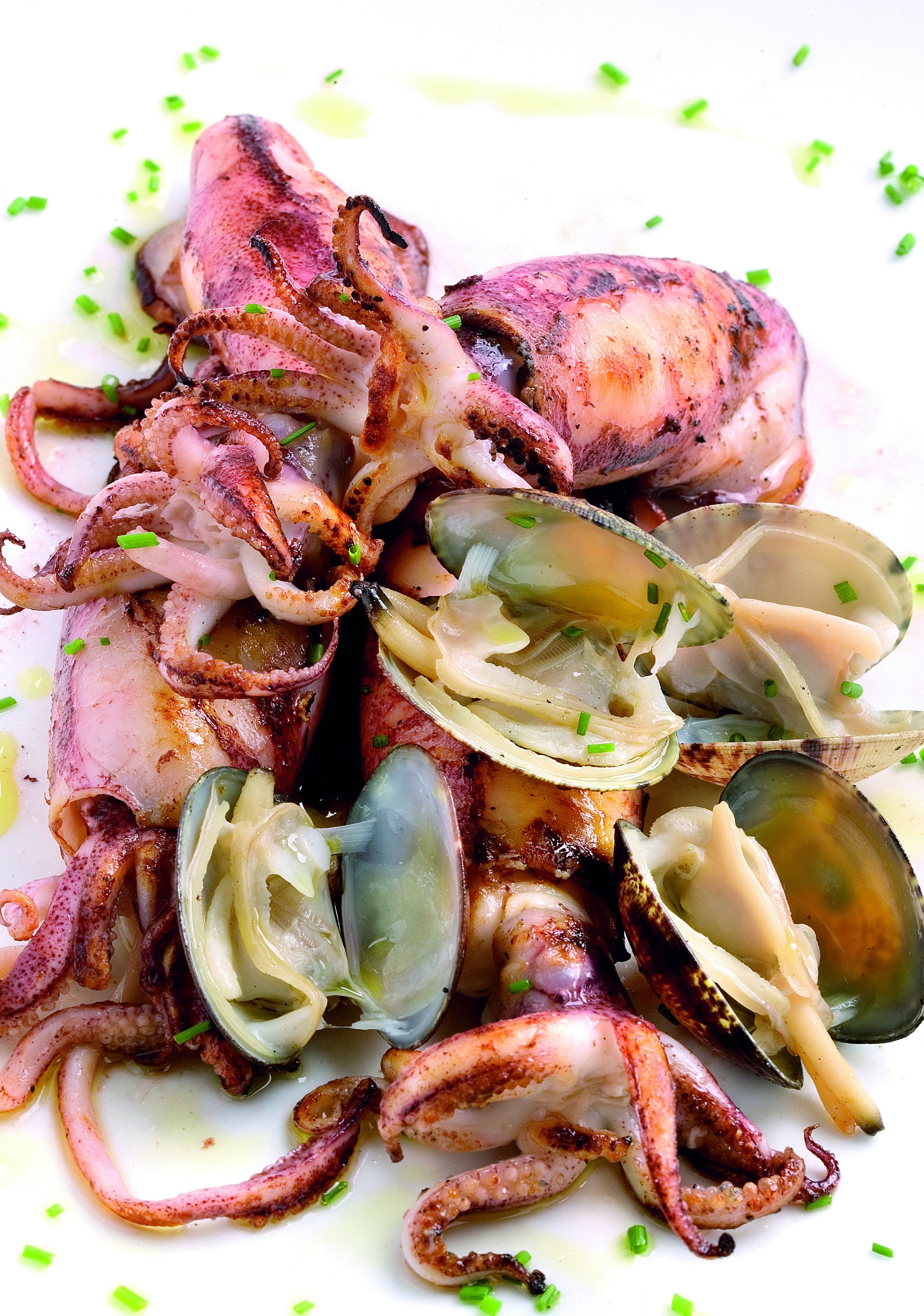 Planxa de calamars petits de platja amb cloïsses