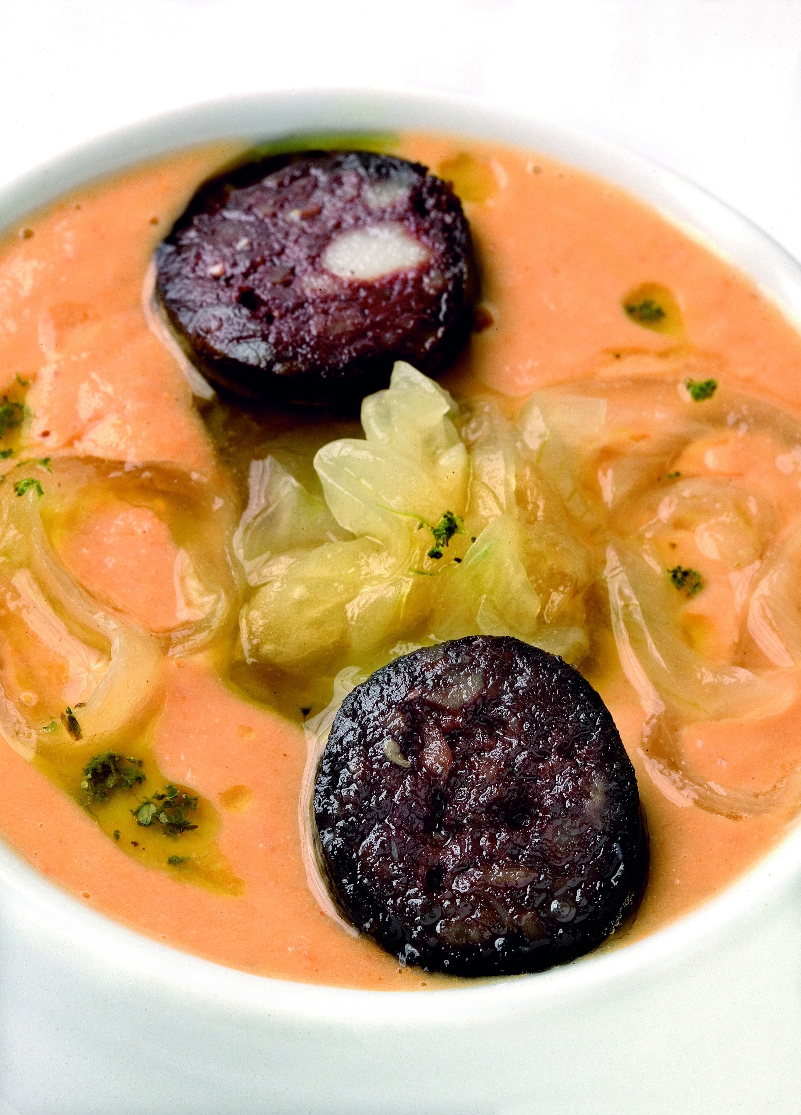 Crema freda de cigrons amb botifarra negra i ceba ofegada