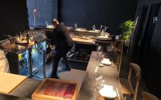 La barra ocupa l'espai central del Jara