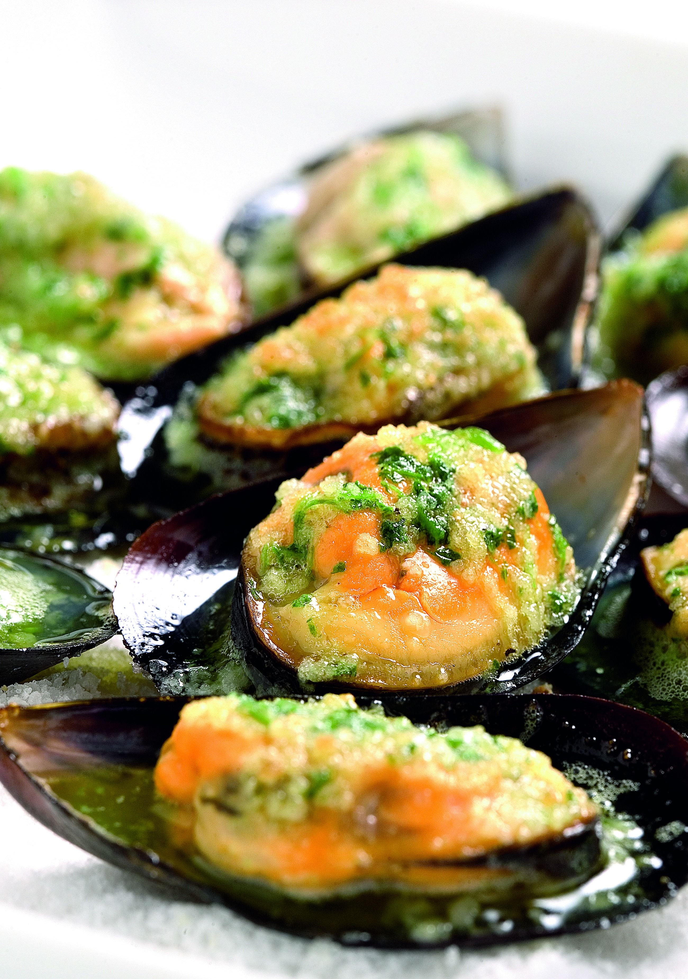 Musclos gratinats amb allioli de poma