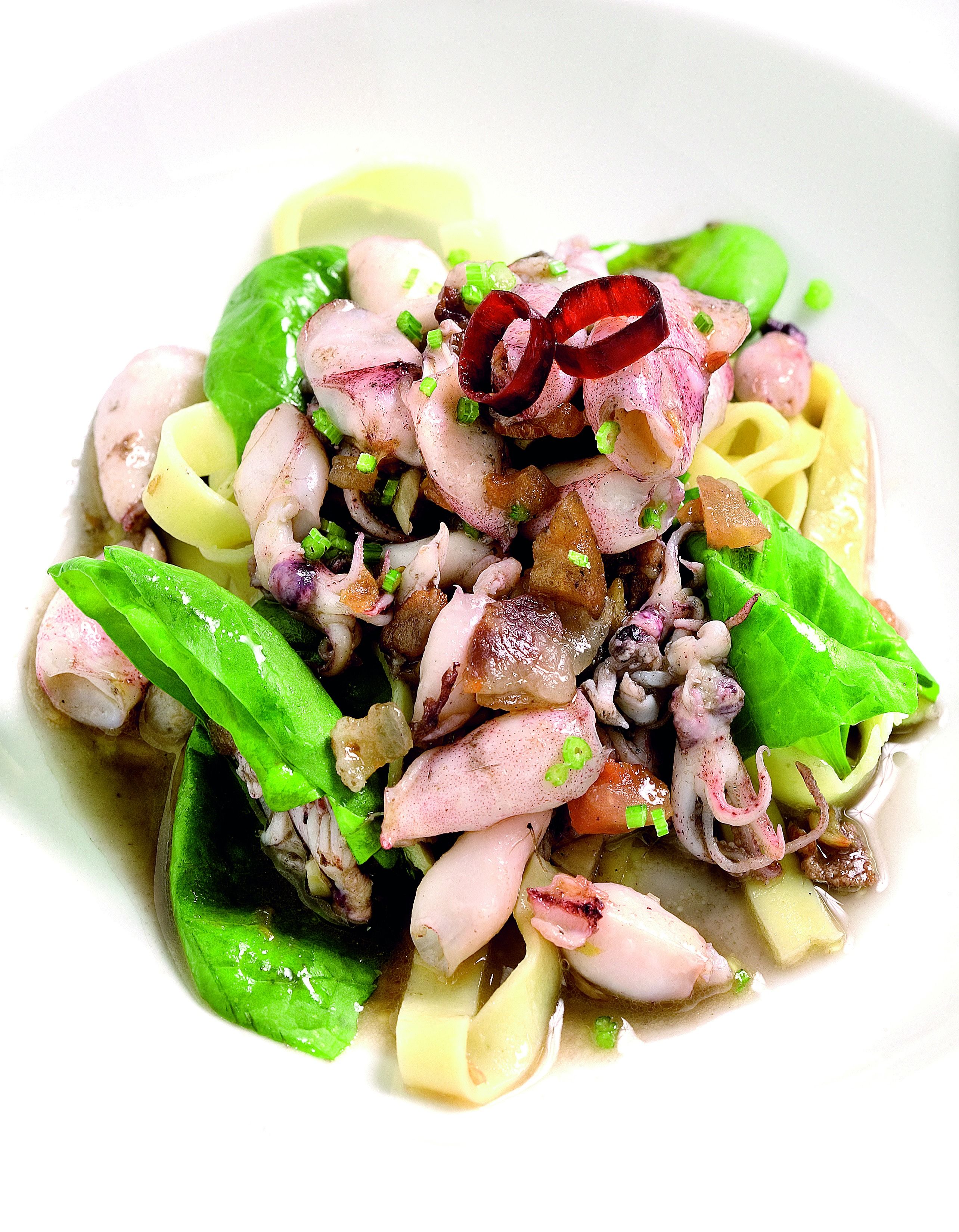 Calamarsons saltats amb pasta fresca i espinacs tendres