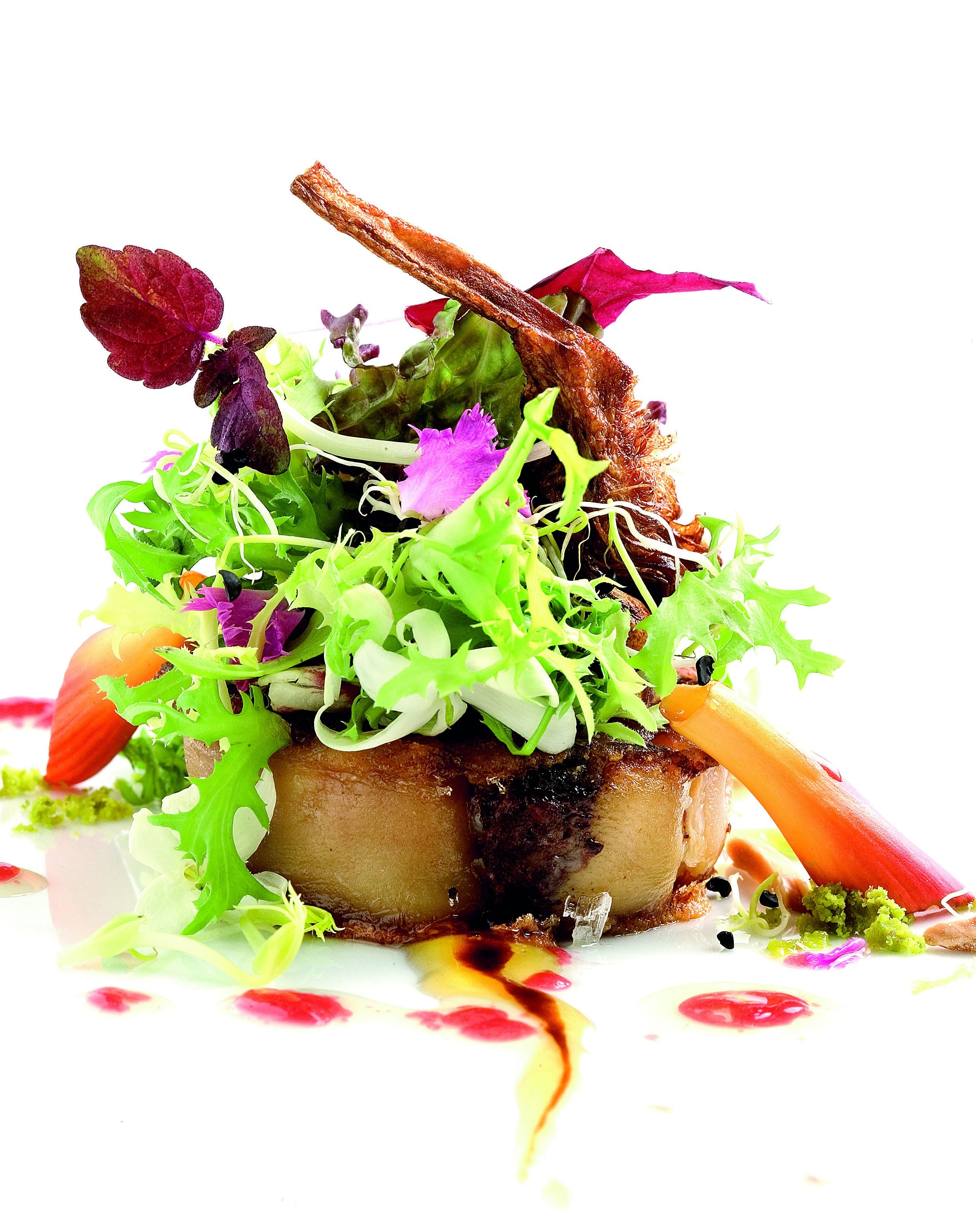 Amanida de peus de porc amb carxofes, ruca i encenalls de foie