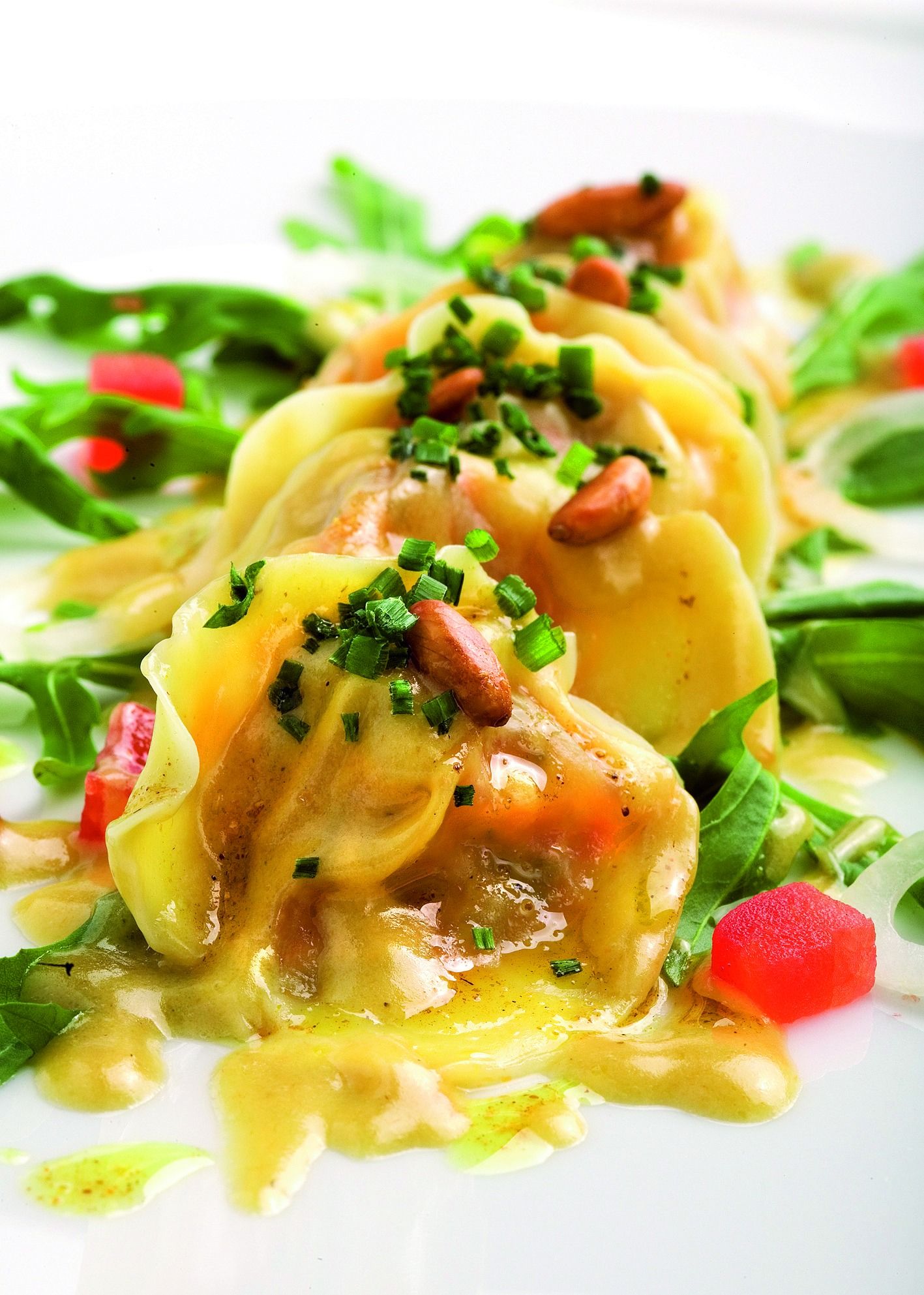 Raviolis de marisc amb crema d'alls tendres i oli de curri