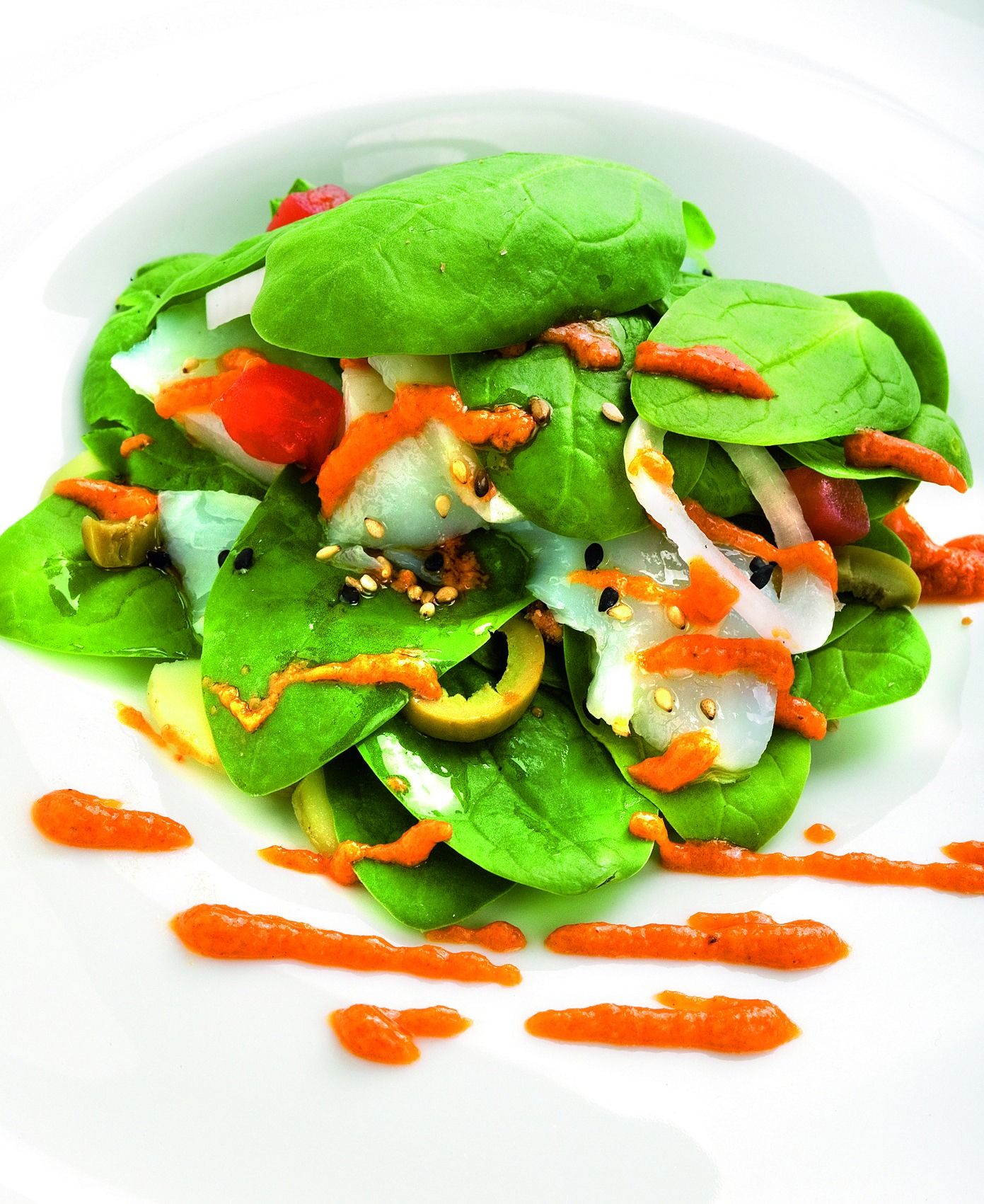 Amanida de bacallà confitat amb espinacs i romesco