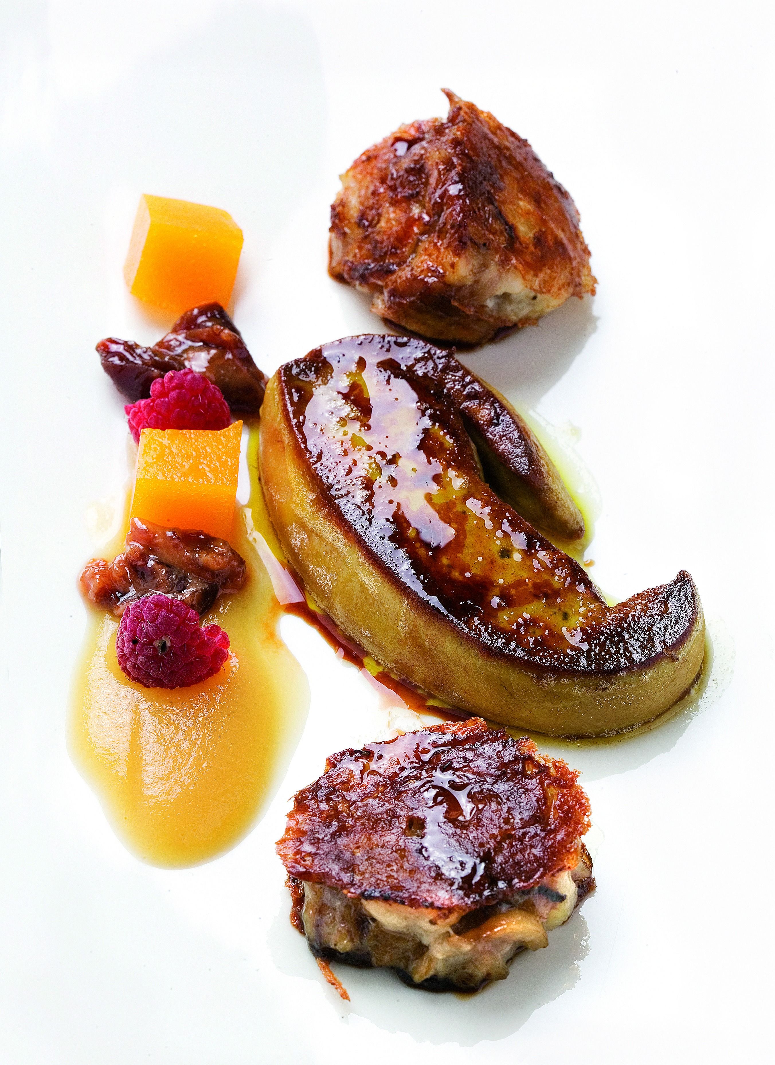 Peus de porc amb fetge d'ànec