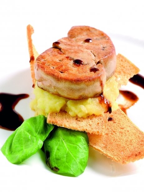 Escalopa de foie gras de pato saltada con salsa de cassís