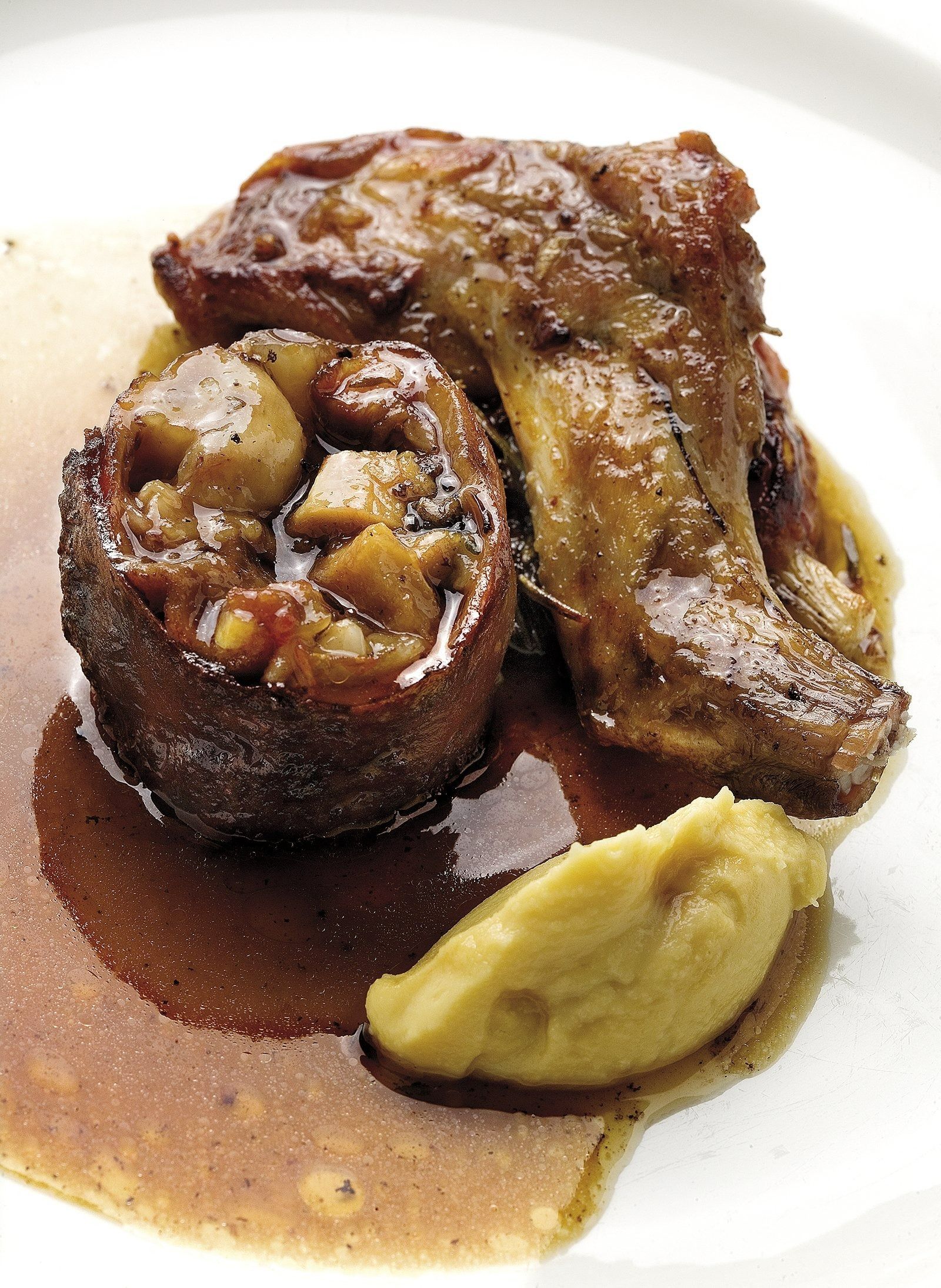 Espatlleta de conill amb el llom farcit d'orella de porc i orellanes