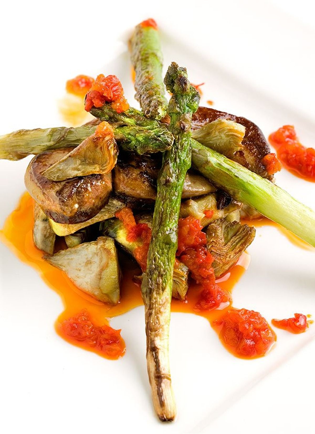 Saltat d'espàrrecs verds i carxofes amb foie