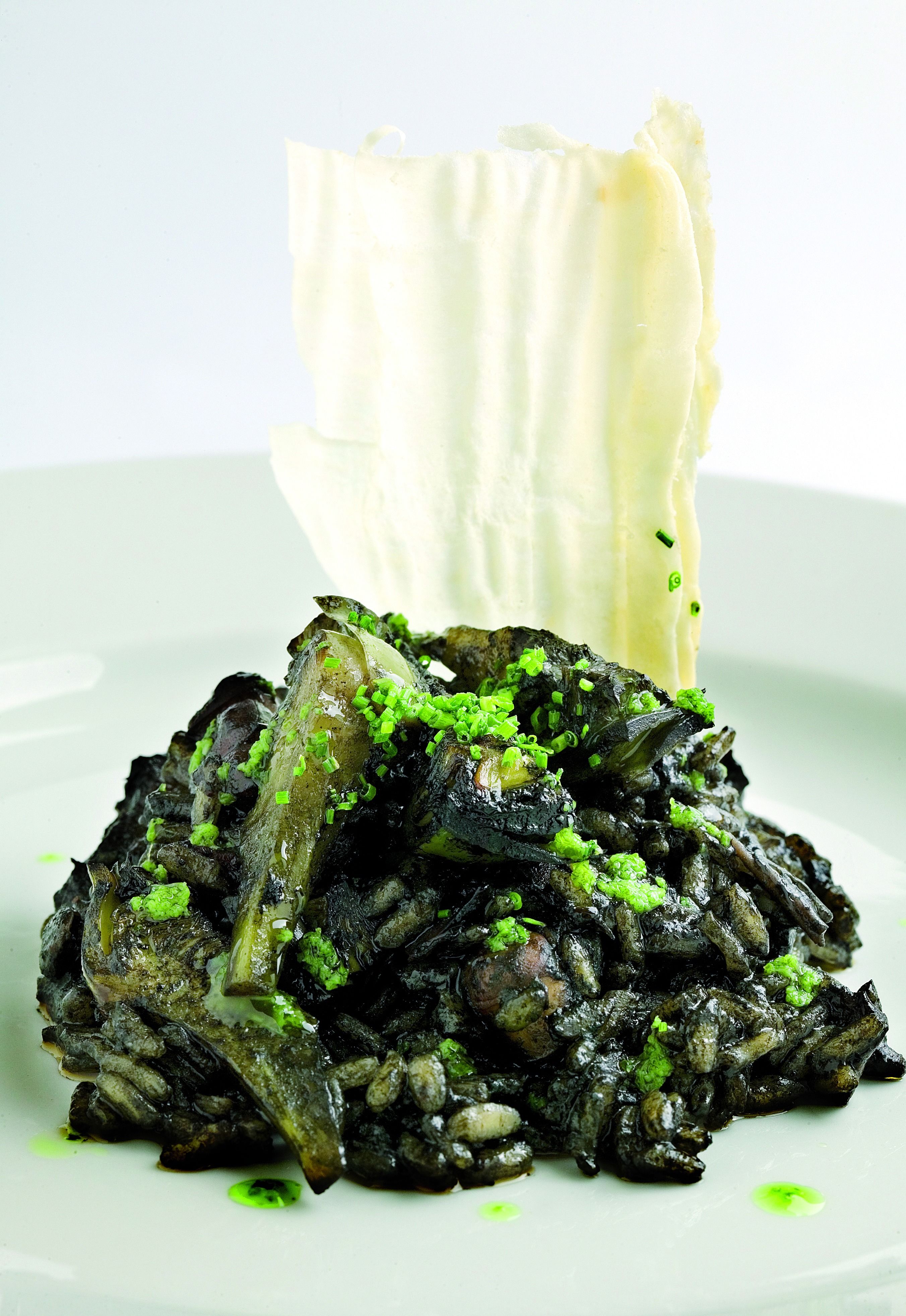 Arròs de tinta amb sèpia i carxofes