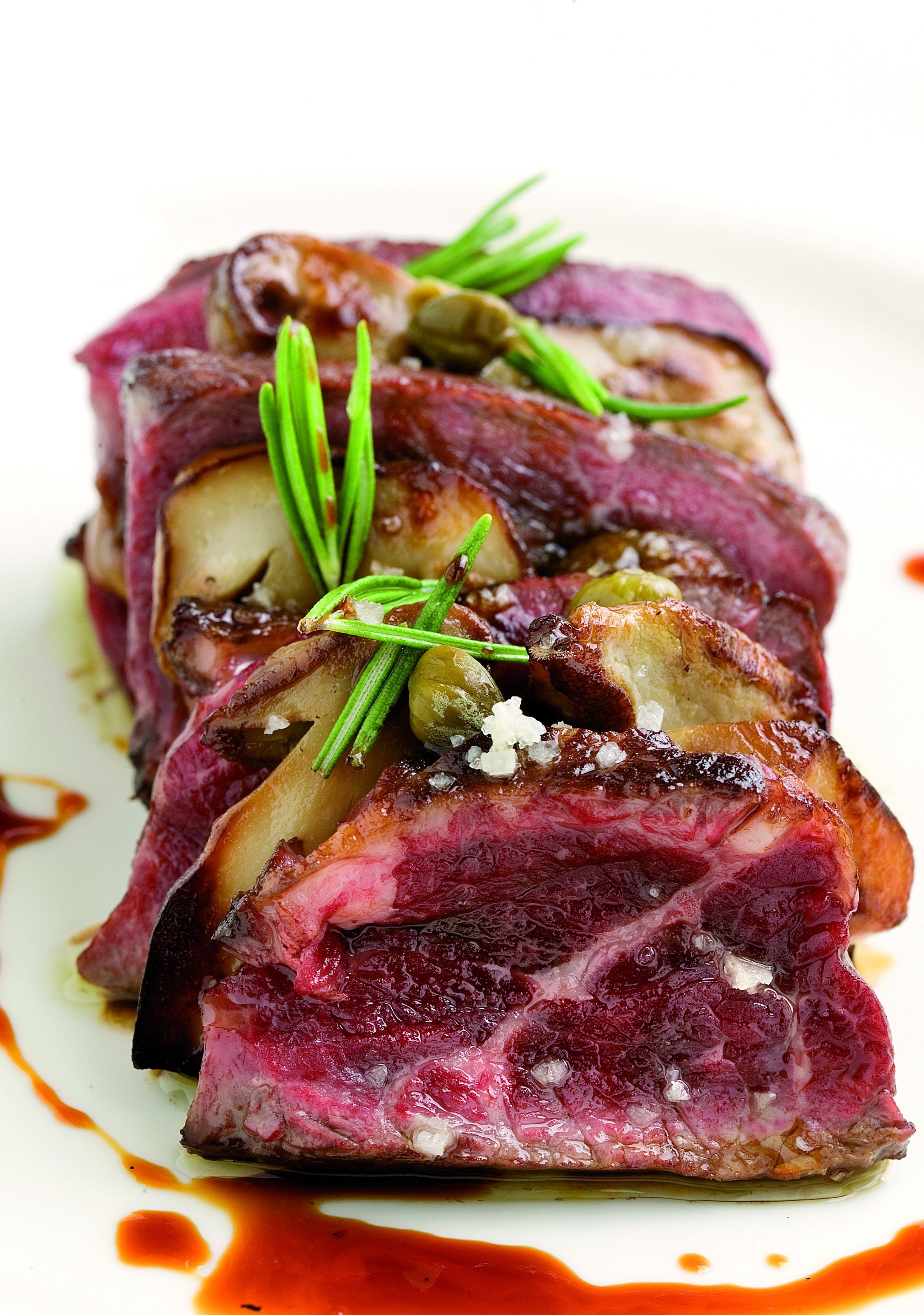 Mitjana de bou filetejada amb romaní, ceps i pebre verd