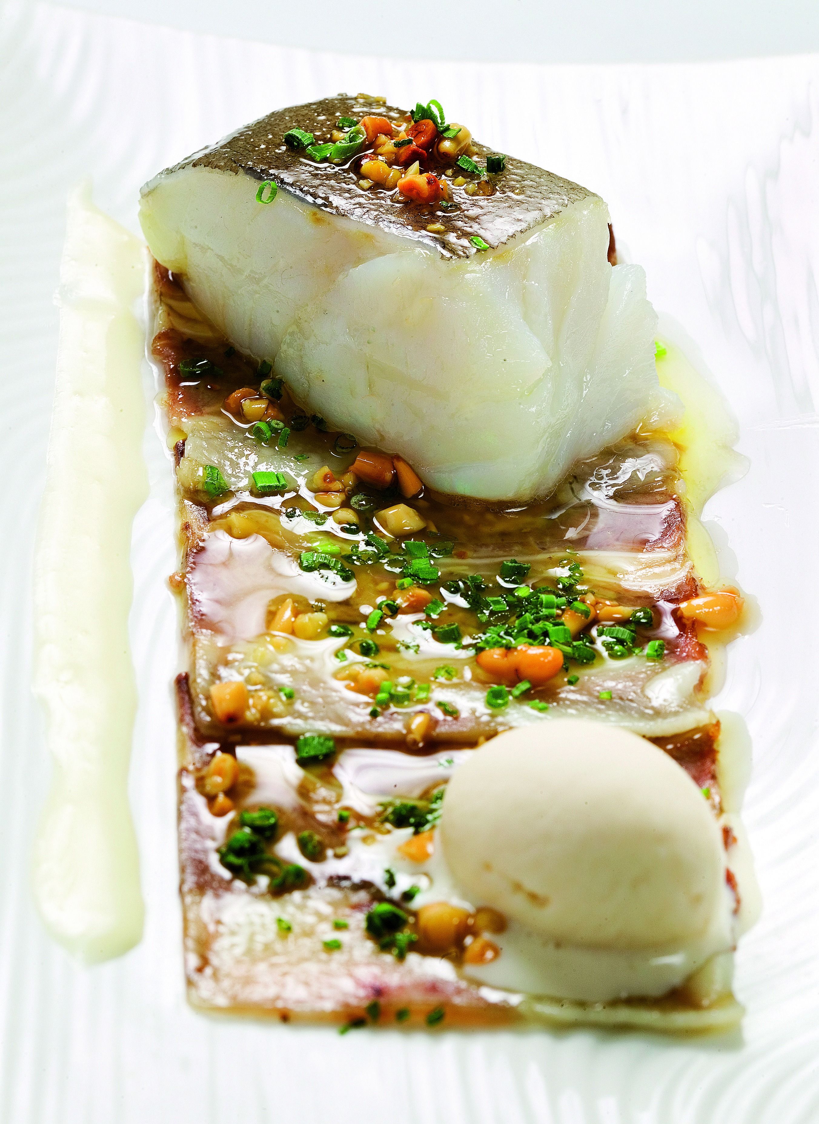 Carpaccio de peu de porc, bacallà i gelat de pinyons