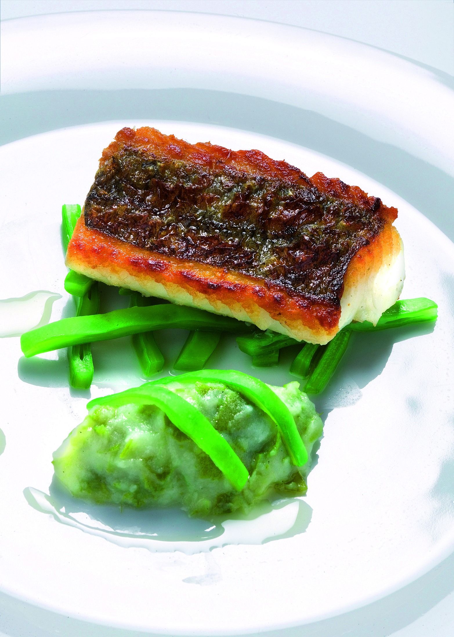 Lluç cruixent amb patata, mongetes tendres i oli d'arbequines