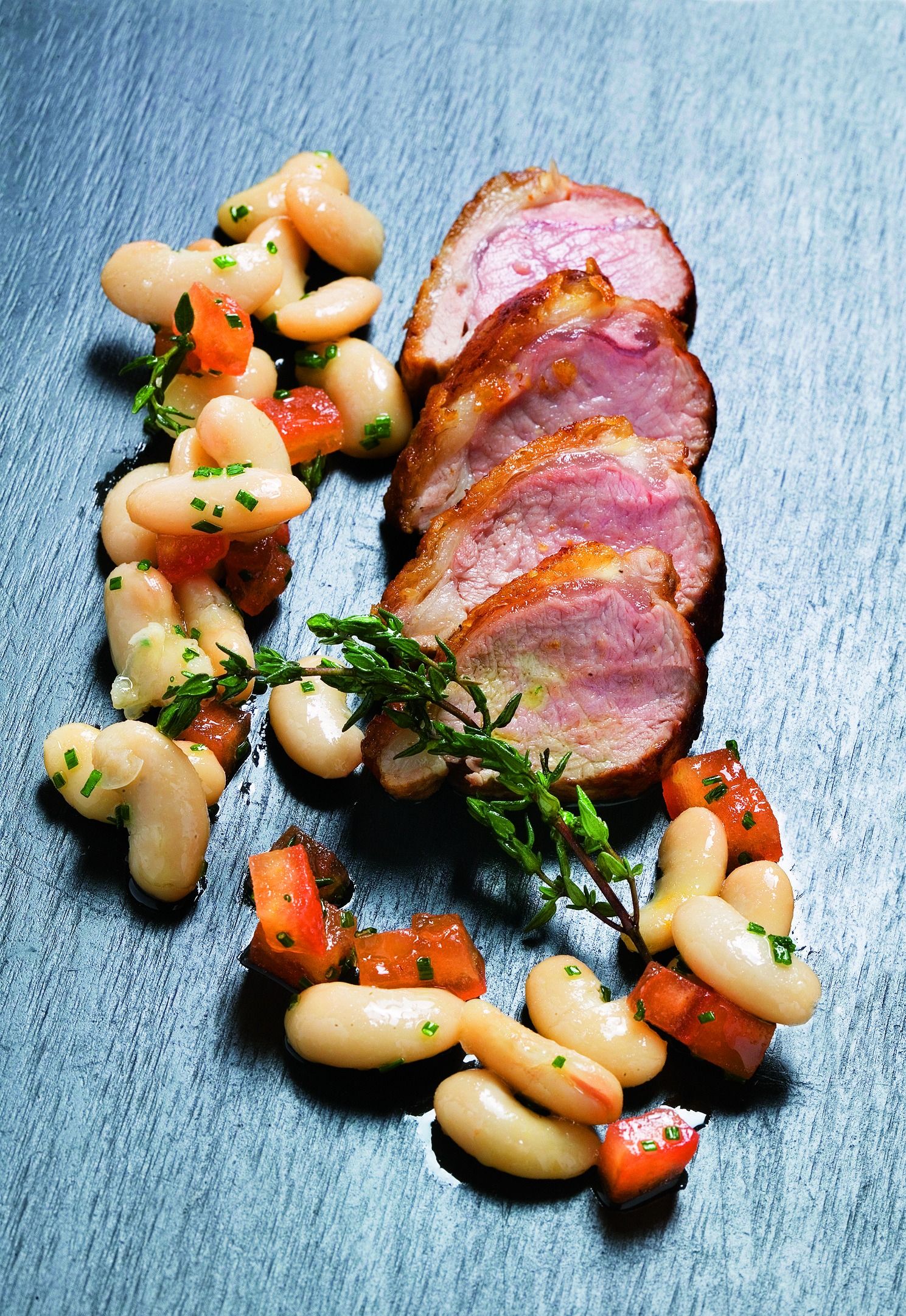 Llom de xai rostit amb mongetes seques i tomàquet amb farigola