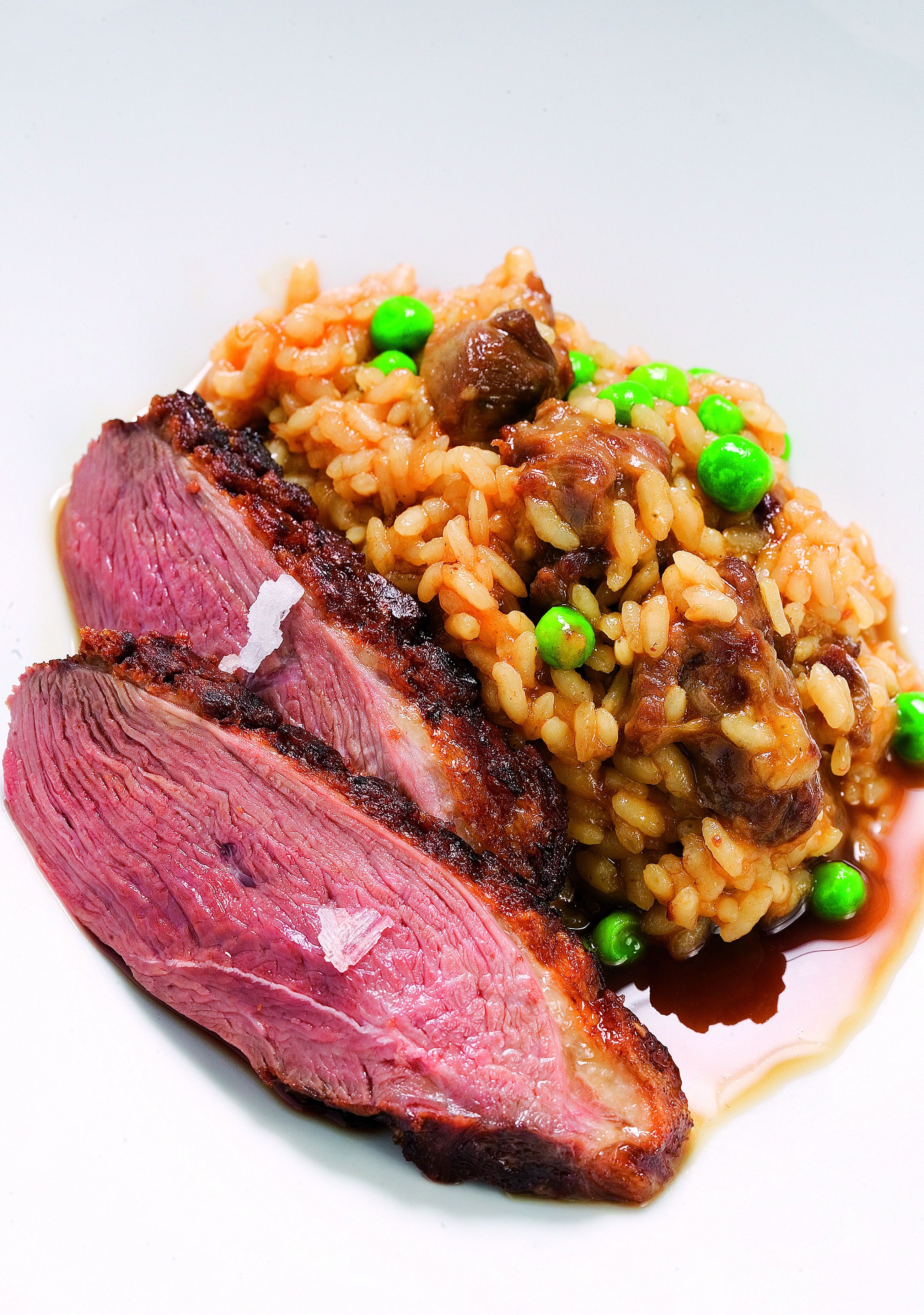 Ànec guisat amb el seu arròs i pèsols dolços