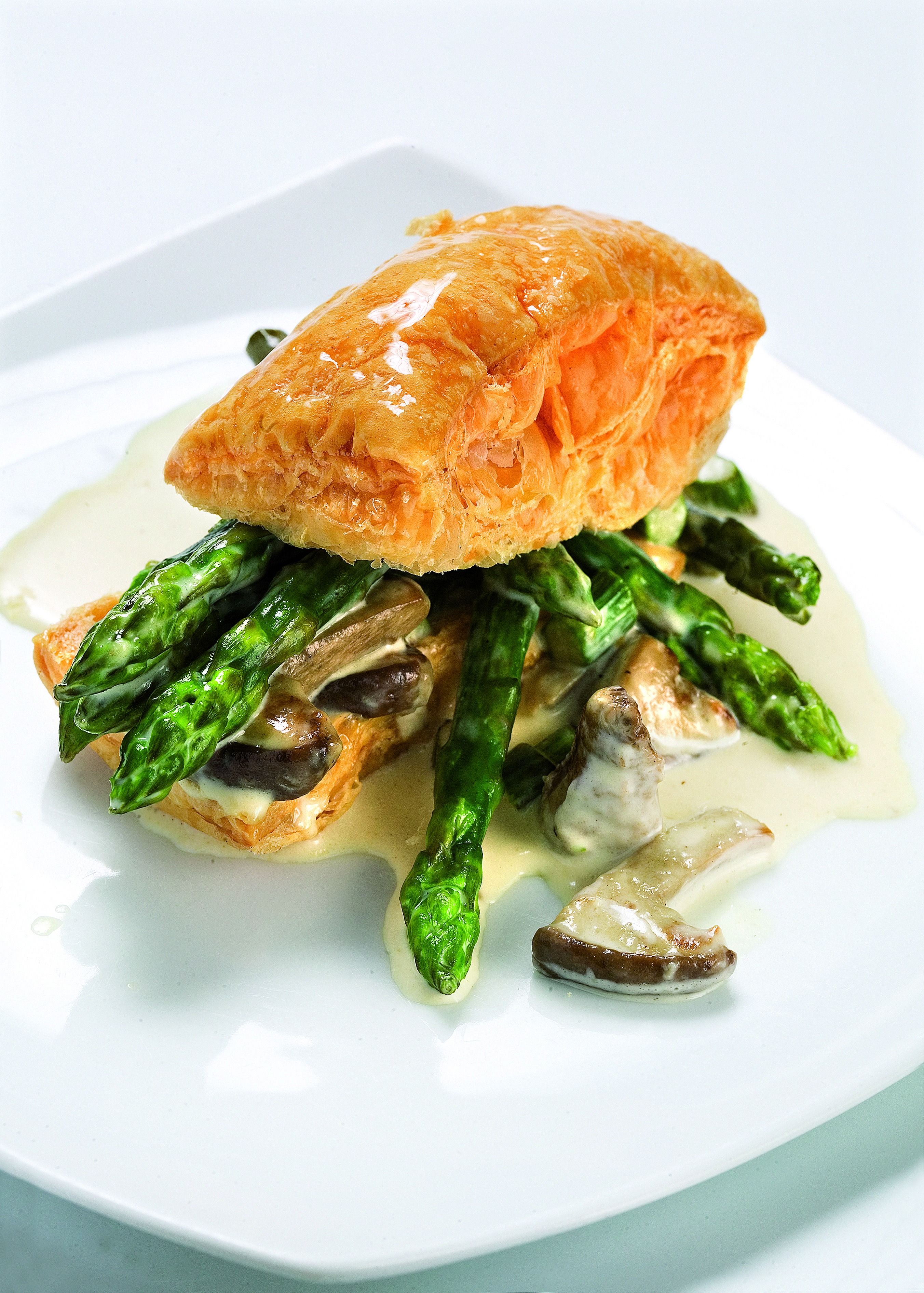 Múrgoles i espàrrecs verds amb pasta de full