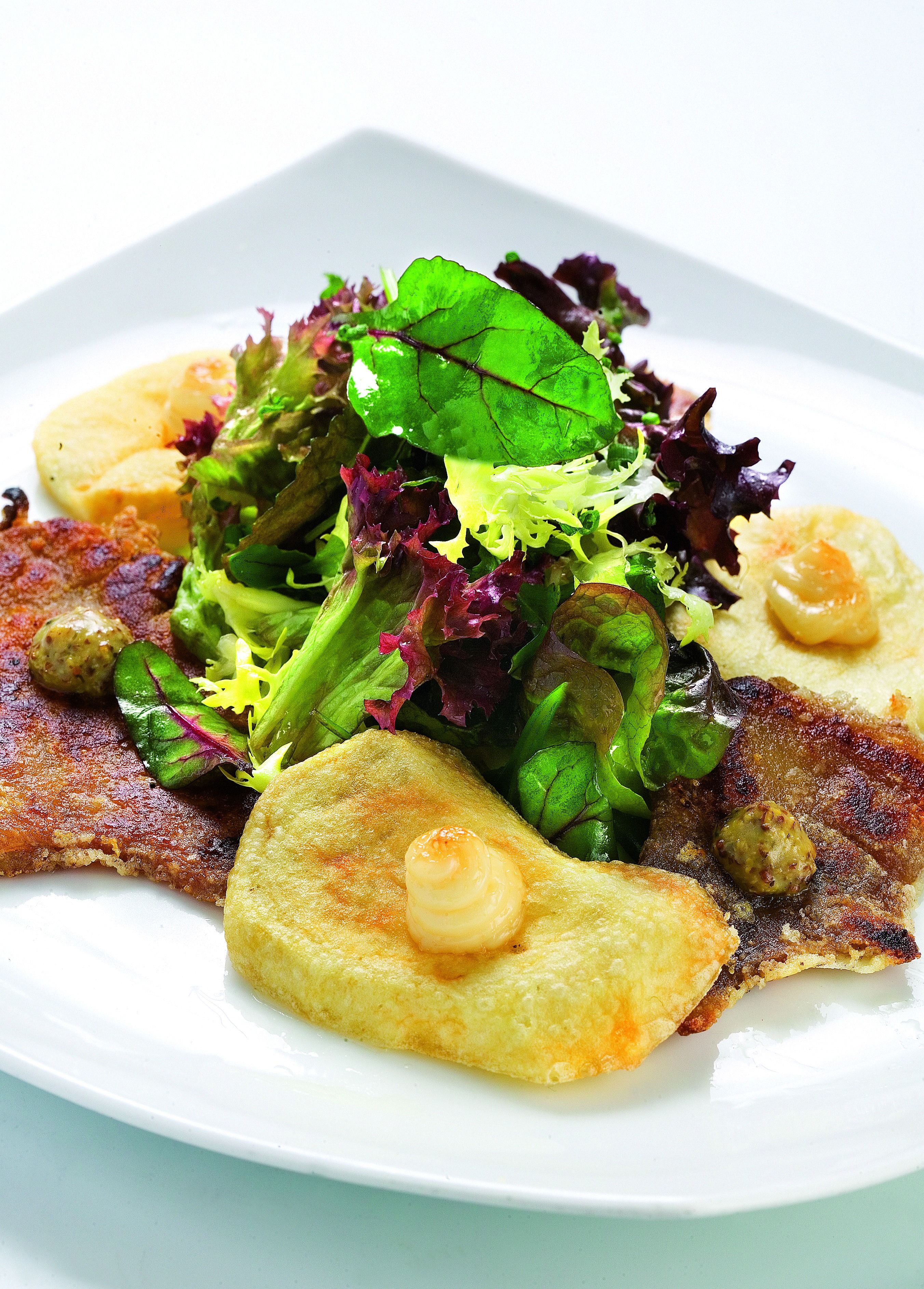 Amanida de formatge i ruca sobre una torrada de codonyat i vinagreta