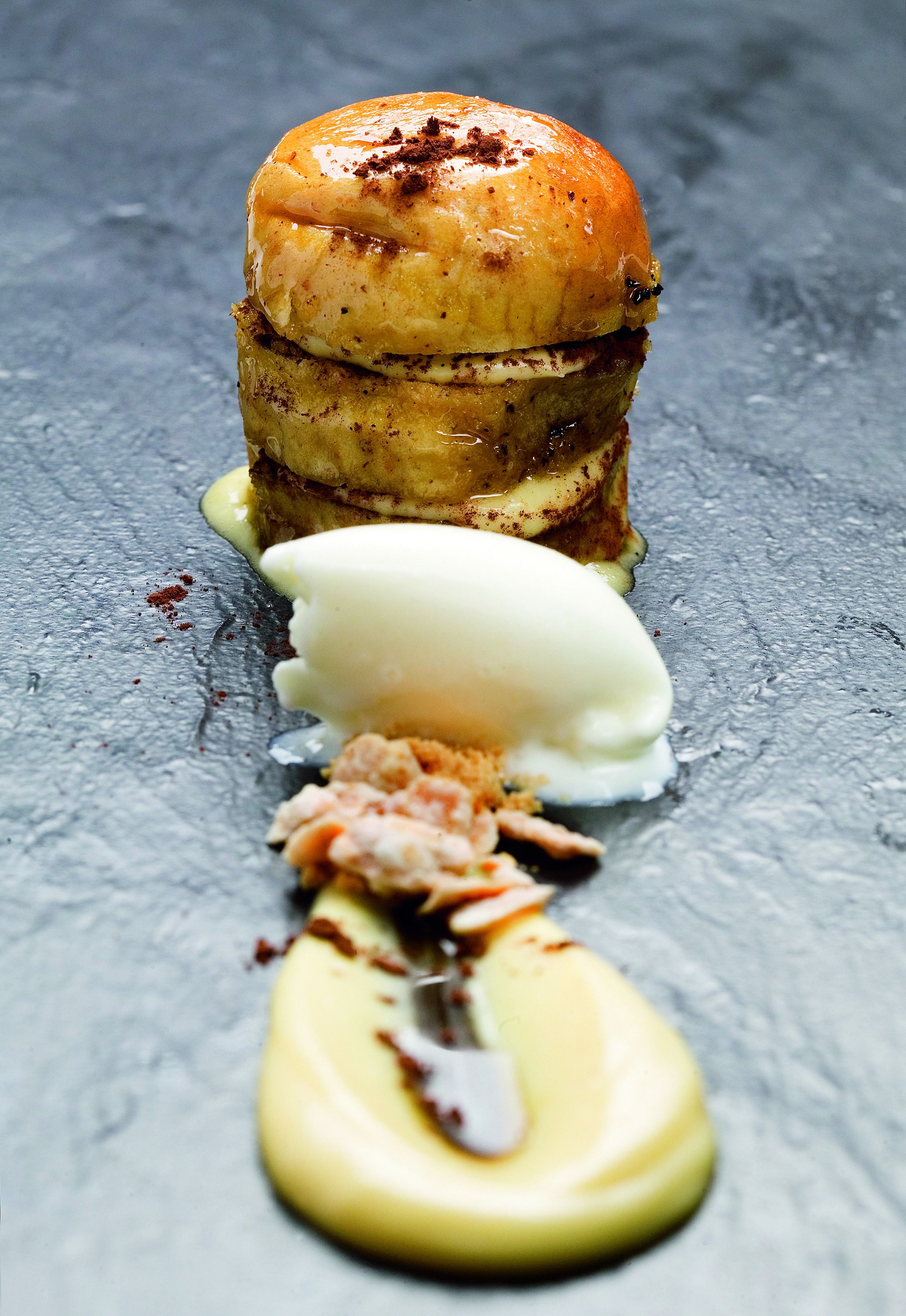 Babà amb cremós de mascarpone i gelat de pastís de formatge