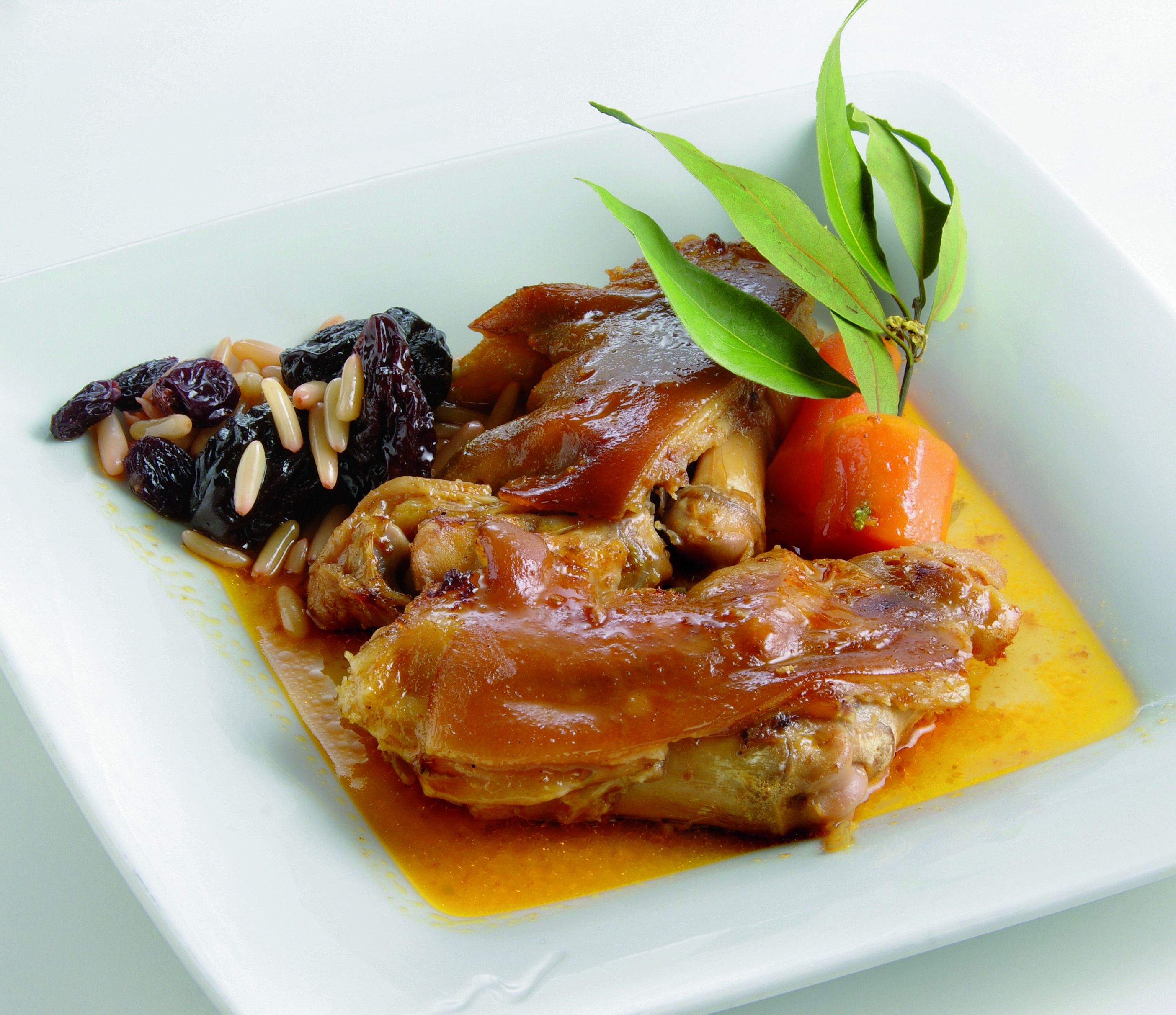 Peus de porc amb pastanaga, prunes i pinyons