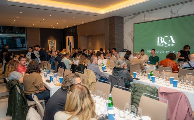 Un instant del tast del jurat del Barcelona Wine Test Urban, format per consumidors finals