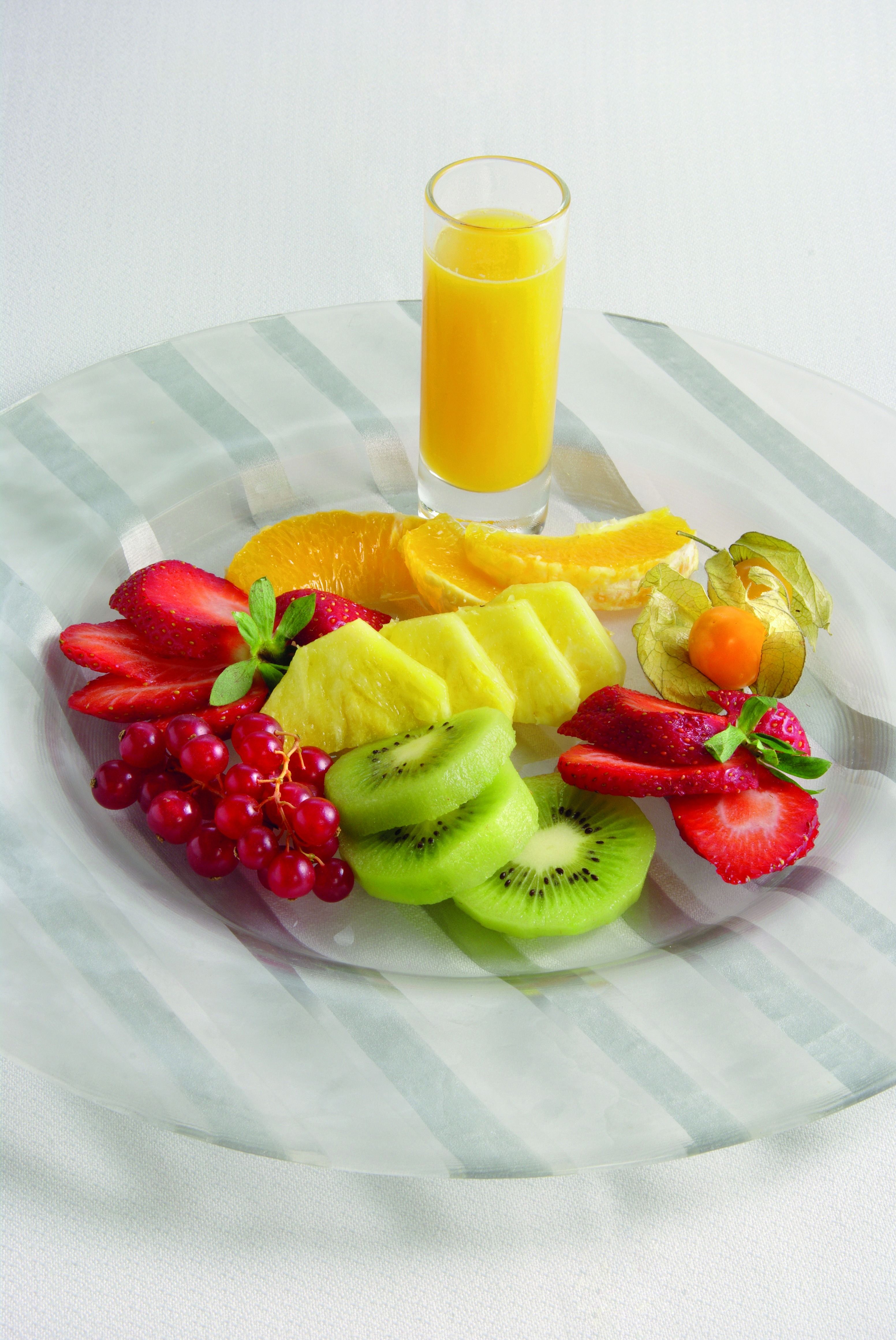 Amanida de fruites variades amb suc de taronja