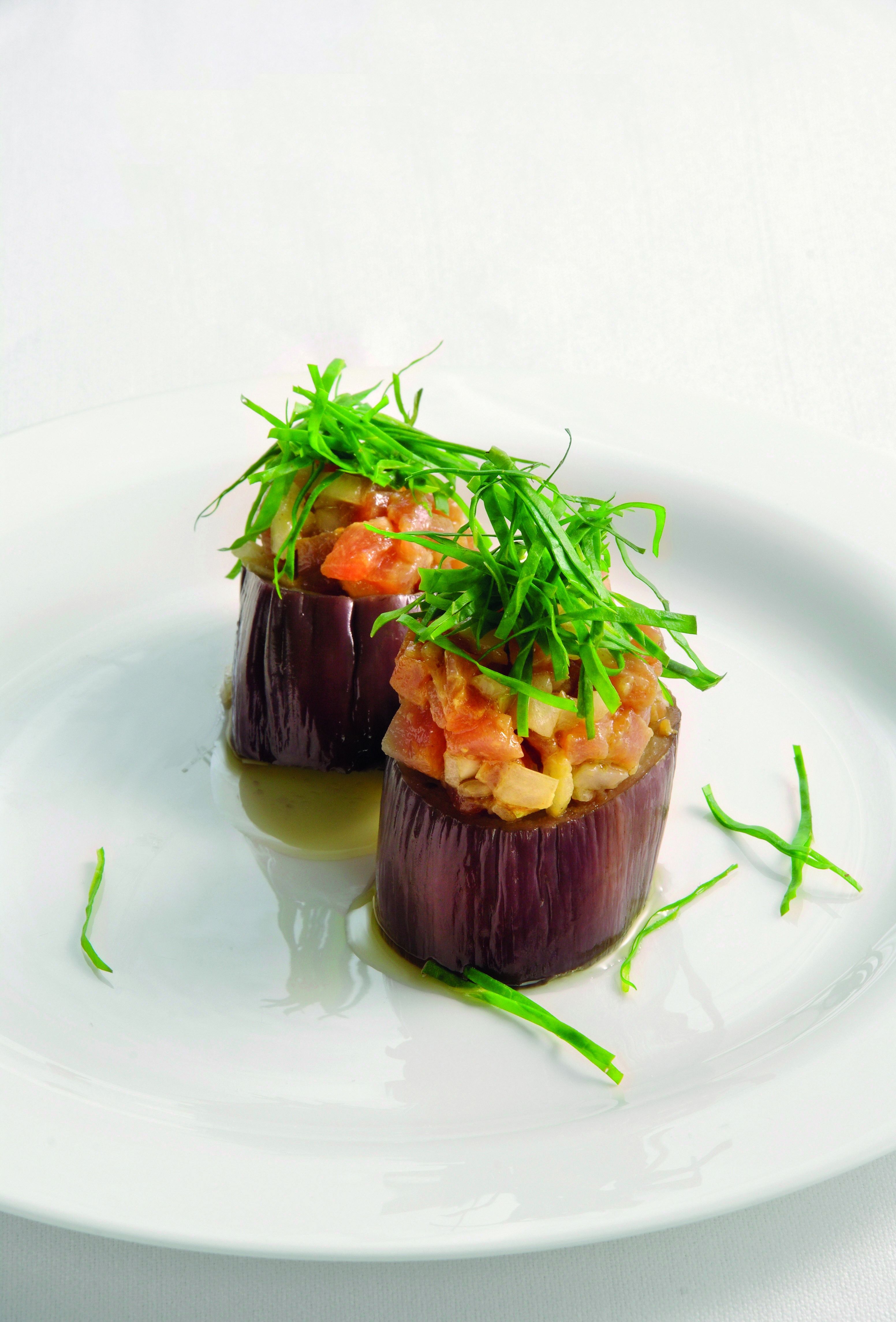 Tàrtar de tonyina, peril·la i albergínia confitada