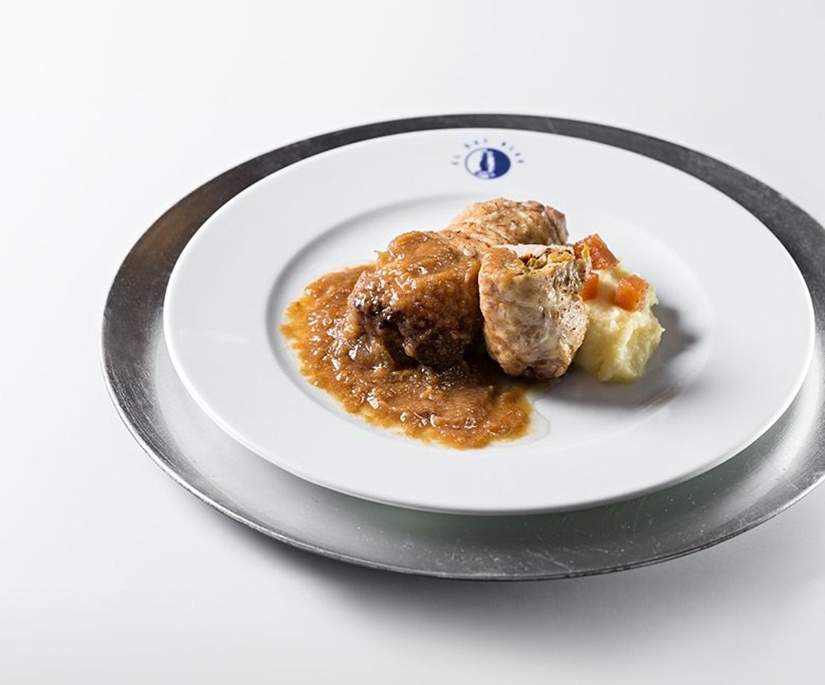 Cuixeta de gall negre del Penedès farcida de calçots i prunes