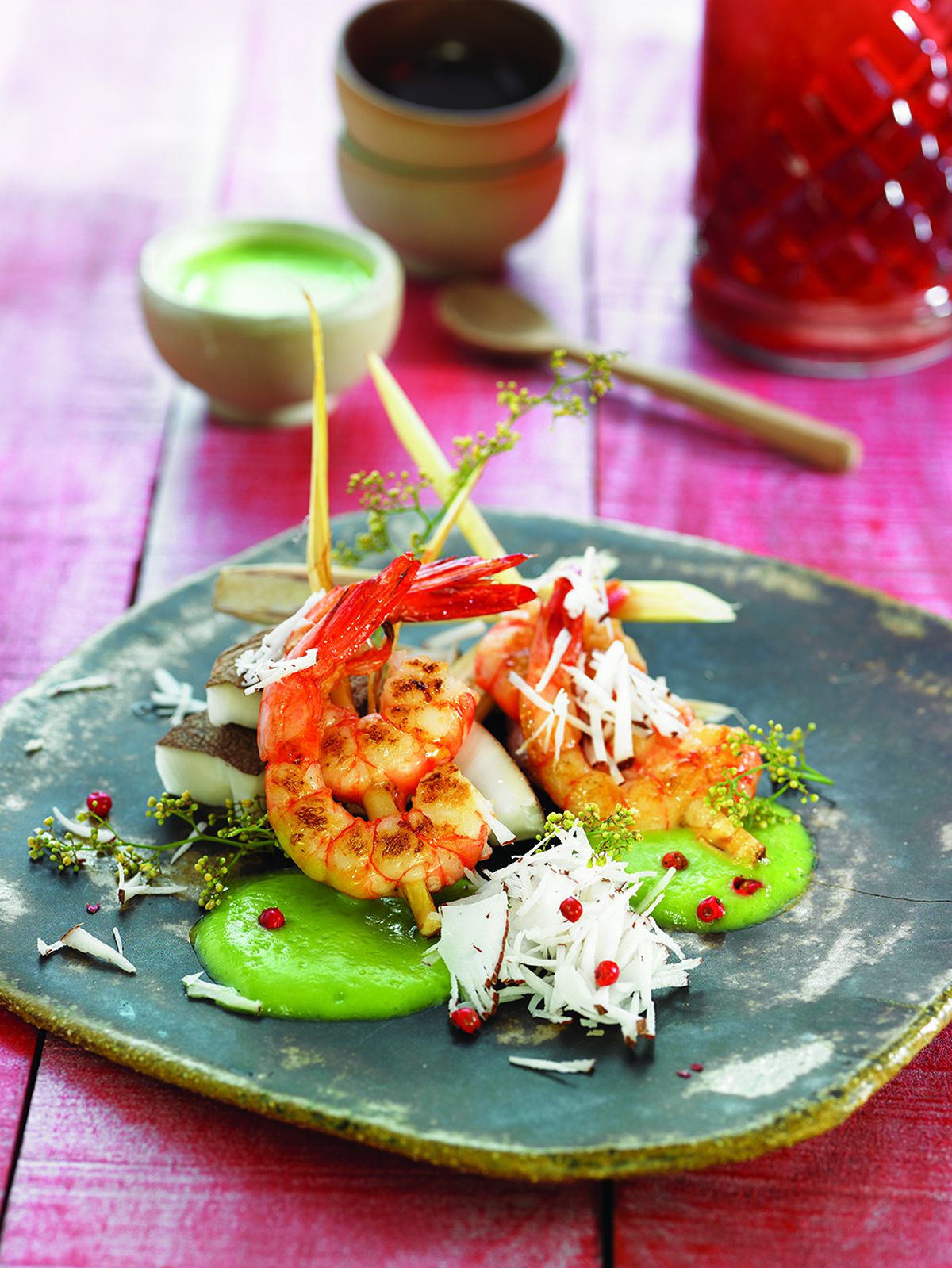 Broqueta amb gambes, coco i flors