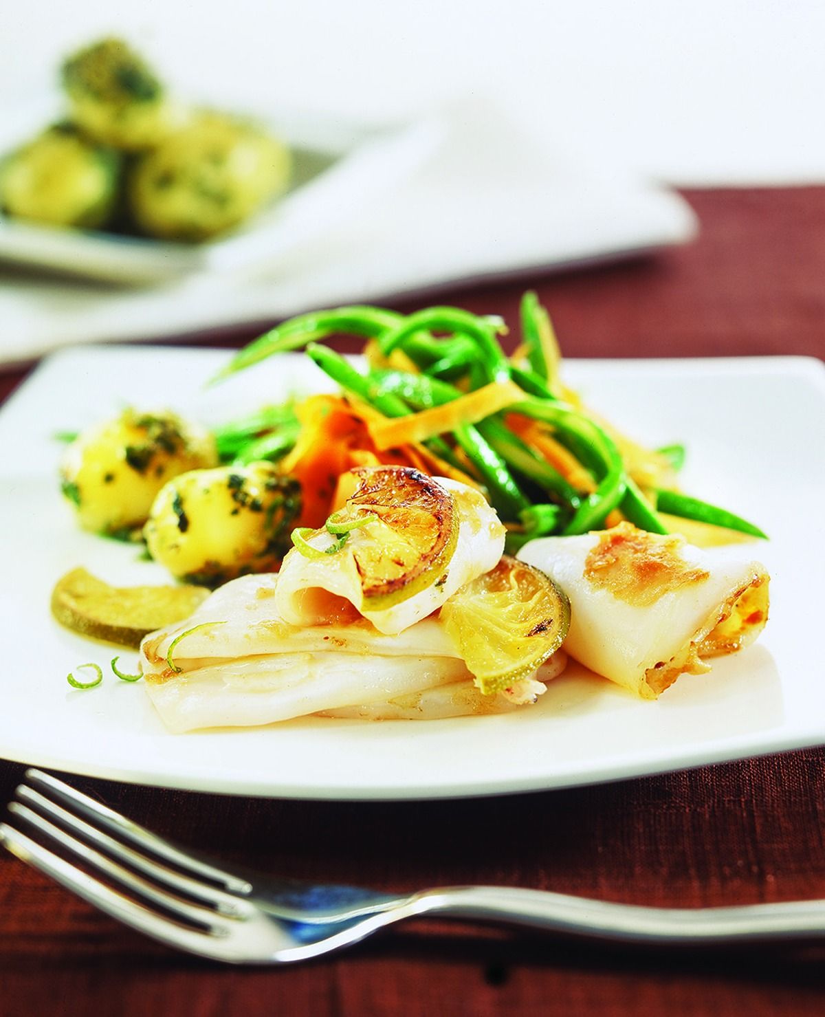 Planxa de calamars amb mongetes tendres