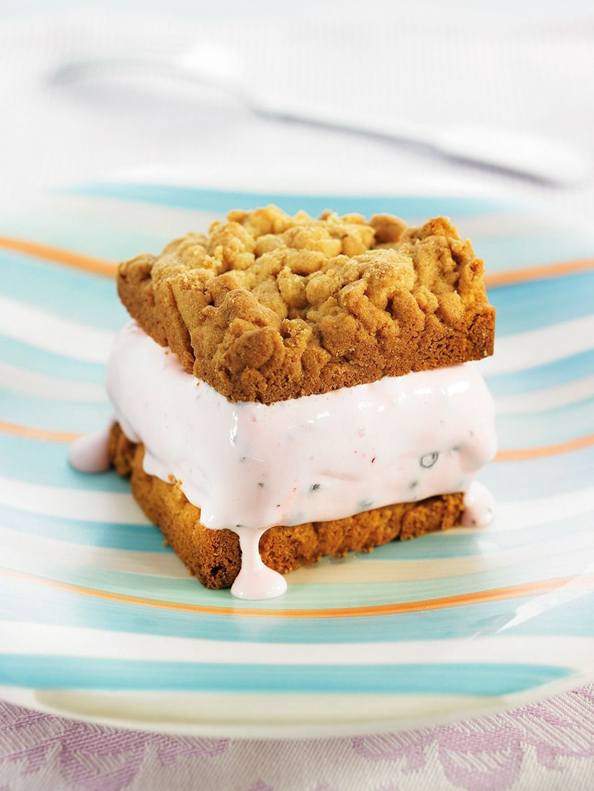 helado de arandanos y limon con crumble de almendra