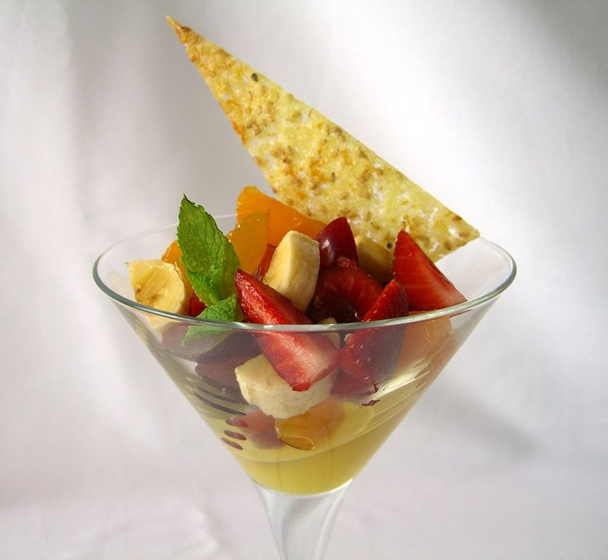 Amanida de fruites, gelatina de taronja i teula de sèsam