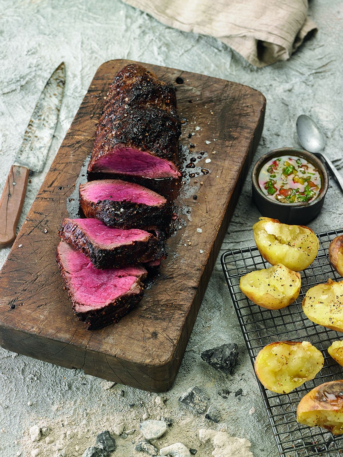 Filet de bou a la brasa amb salsa criolla i patates al caliu