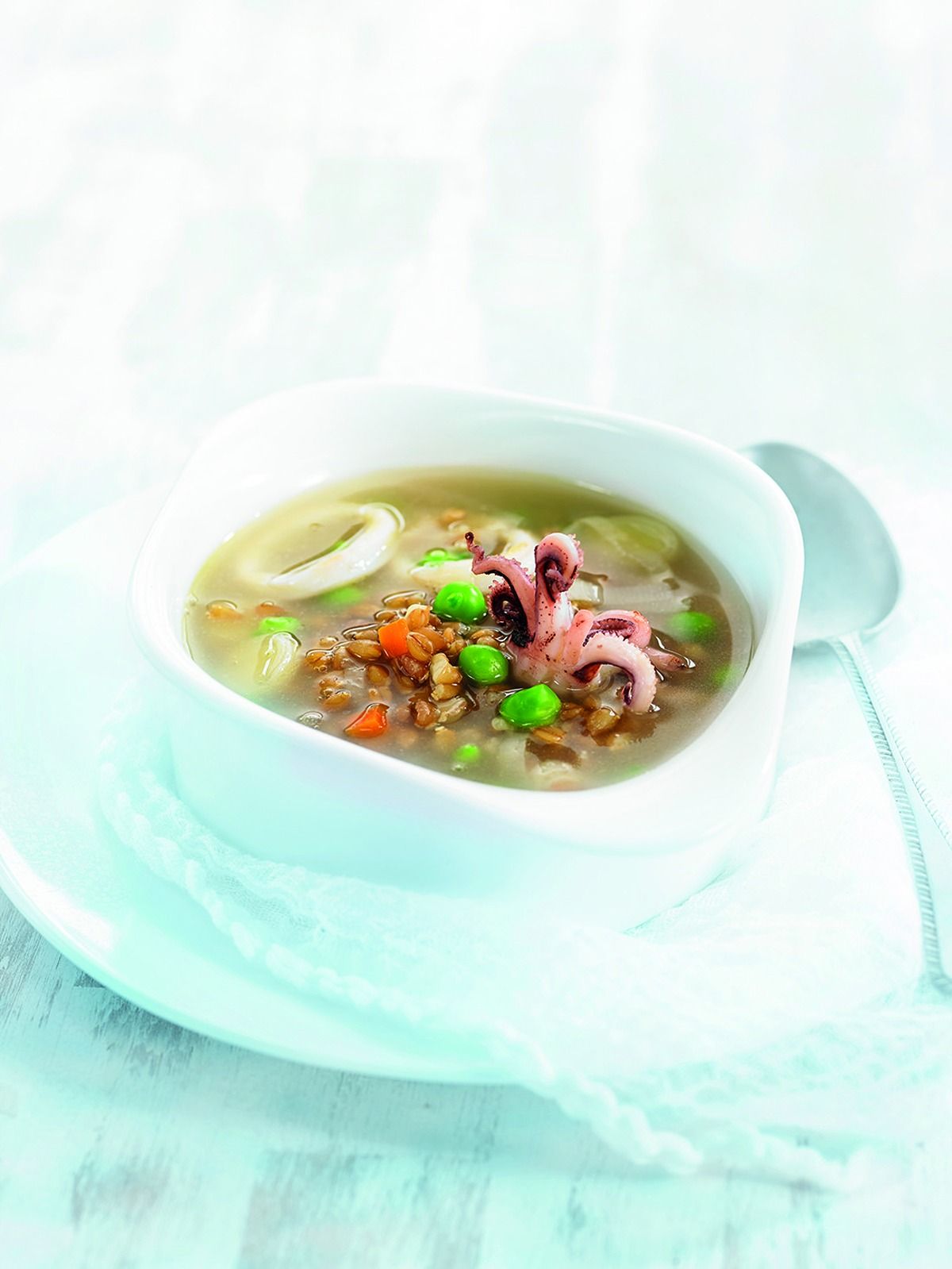 Sopa de espelta con calamar, guisantes y crujiente de puerro  (1)