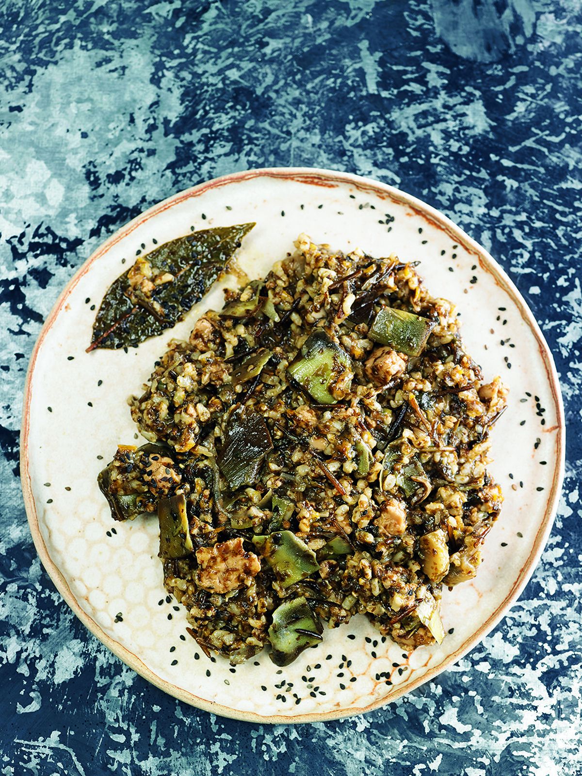 Arroz negro con tempeh, alcachofas y sojanesa de limoÌ n (1)