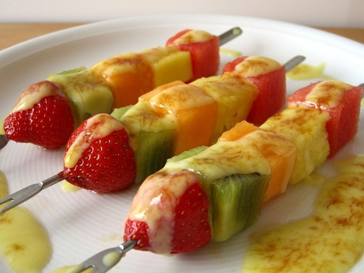 Broqueta de fruita amb crema sabaiona